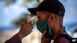 Un punto de control de la temperatura en La Habana. AP Photo/Ramon Espinosa