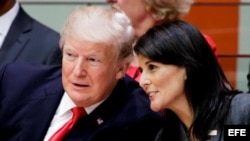 El presidente estadounidense, Donald J. Trump (i), y la la embajadora de EE.UU. ante la ONU, Nikki Haley (d), asisten a una reunión sobre la necesidad de reformas en el funcionamiento de la ONU, en la víspera de la celebración de su Asamblea General, en l