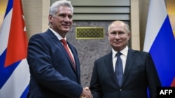 El gobernante de Cuba, Miguel Díaz-Canel, es recibido el martes por Vladimir Putin en la residencia del Presidente ruso en las afueras de Moscú (Foto: Alexander Nemenov/AFP).