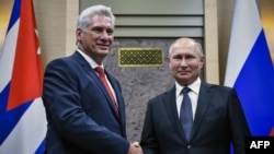 El gobernante de Cuba, Miguel Díaz-Canel, es recibido el martes por Vladimir Putin en la residencia del Presidente ruso en las afueras de Moscú (Foto: Alexander Nemenov/AFP).