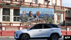 Cuba mantuvo un férreo control sobre el negocio de los carros durante décadas. En la foto un automóvil moderno circulando en La Habana el 5 de septiembre de 2024. (Foto de YAMIL LAGE / AFP)