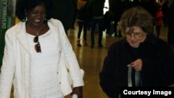 Berta Soler (I) a su llegada a Madrid donde fue recibida por Blanca Reyes. 