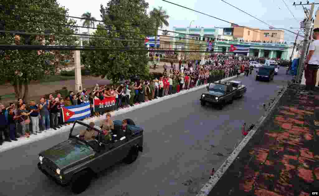 Cubanos saludan al paso de la urna con las cenizas del fallecido líder de la revolución cubana Fidel Castro hoy, viernes 2 de diciembre de 2016, de la ciudad de Camagüey. 