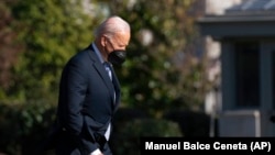 El presidente Joe Biden camina para abordar el Marine One en el jardín sur de la Casa Blanca, el viernes 11 de febrero de 2022, en Washington, para viajar a Camp David, Maryland. Foto: AP/Manuel Balce Ceneta.
