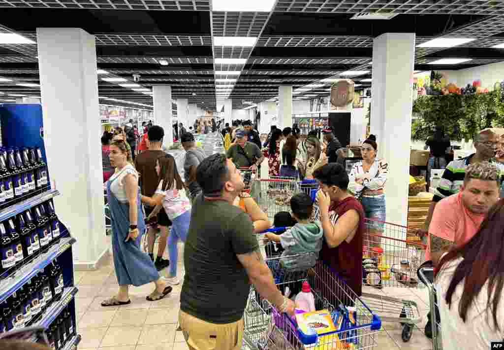 El supermercado vende productos de todo tipo, la mayoría a precios que los cubanos de a pie, con un salario mínimo de 2,100 pesos, unos 7 dólares, no pueden pagar. 