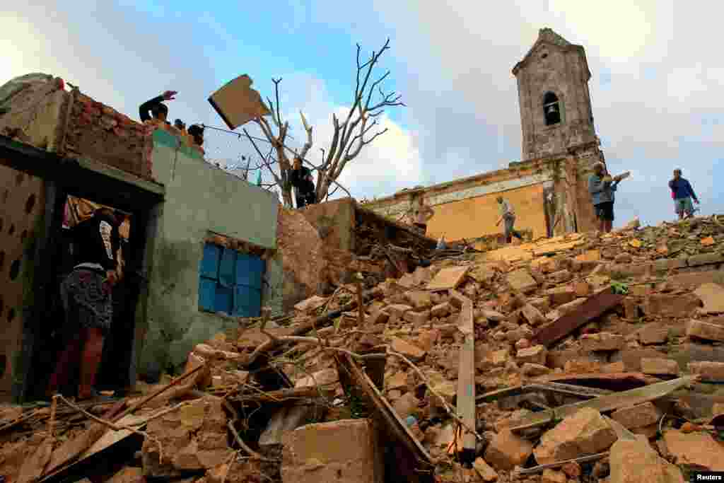 Imágenes de la destrucción causada por el paso de un tornado en La Habana el 28 de enero.