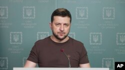 El presidente de Ucrania Volodymyr Zelenskyy habla a la nación desde Kiev. (Ukrainian Presidential Press Office via AP)