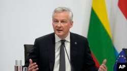 El ministro francés de Economía, Bruno Le Maire, hace declaraciones durante una reunión con sus colegas europeos en París, el viernes 25 de febrero de 2022. (AP Foto/Francois Mori)