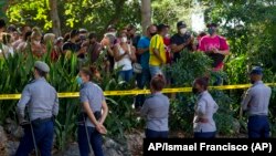 Cubanos detrás de un cordón policial frente a la embajada panameña en La Habana, Cuba, el miércoles 9 de marzo de 2022. (Foto AP/Ismael Francisco)