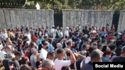 Cubanos protestan frente a embajada de Costa Rica en La Habana. (Foto Yoan Díaz: Facebook)