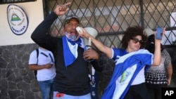 Manifestantes exigen la libertad de los presos políticos y protestan contra el gobierno de Daniel Ortega el 20 de febrero de 2023, frente a la embajada de Nicaragua en San José, Costa Rica. (AP/Carlos González).