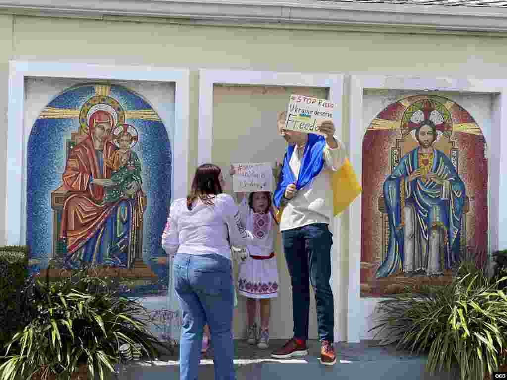 Familia ucraniana participa en la manifestaci&#243;n a favor de Ucrania y contra la invasi&#243;n a ese pa&#237;s eslavo. 