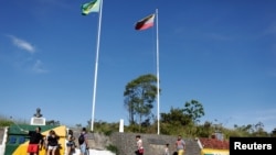 Personas se detienen en la frontera con Venezuela, vista desde la ciudad brasileña de Pacaraima, estado de Roraima, Brasil.