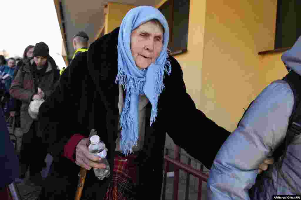 Un anciana camina en una estación de trenes en Przemysl, Polonia. Foto: AP/Sergei Grits.