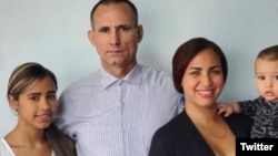 José Daniel Ferrer junto a su esposa y dos de sus hijos.