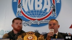 El boxeador mexicano Saúl "Canelo" Álvarez (i) asistió junto al presidente de la AMB, Gilberto Jesús Mendoza (d), a la presentación de la 96a Convención de la AMB en Medellín (Colombia).