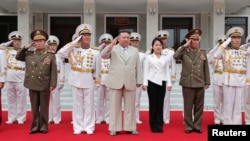 El gobernante Kim Jong-Un visita el Comando Naval de Corea del Norte el 29 de agosto de 2023. (KCNA via Reuters).