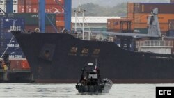 Vista del barco norcoreano Chong Chon Gang atracado en el muelle de Manzanillo de la caribeña ciudad de Colón (Panamá). 