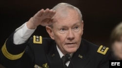 Fotografía de archivo tomada el 7 de febrero de 2013 que muestra al jefe del Estado Mayor Conjunto estadounidense, Martin Dempsey, testificando ante el Comité de las Fuerzas Armadas del Senado en el Capitolio, en Washington (Estados Unidos). 