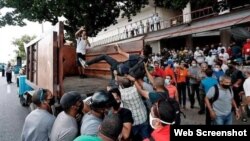 Imágenes de la represión a los manifestantes del 11J en Cuba (Foto tomada de Facebook)