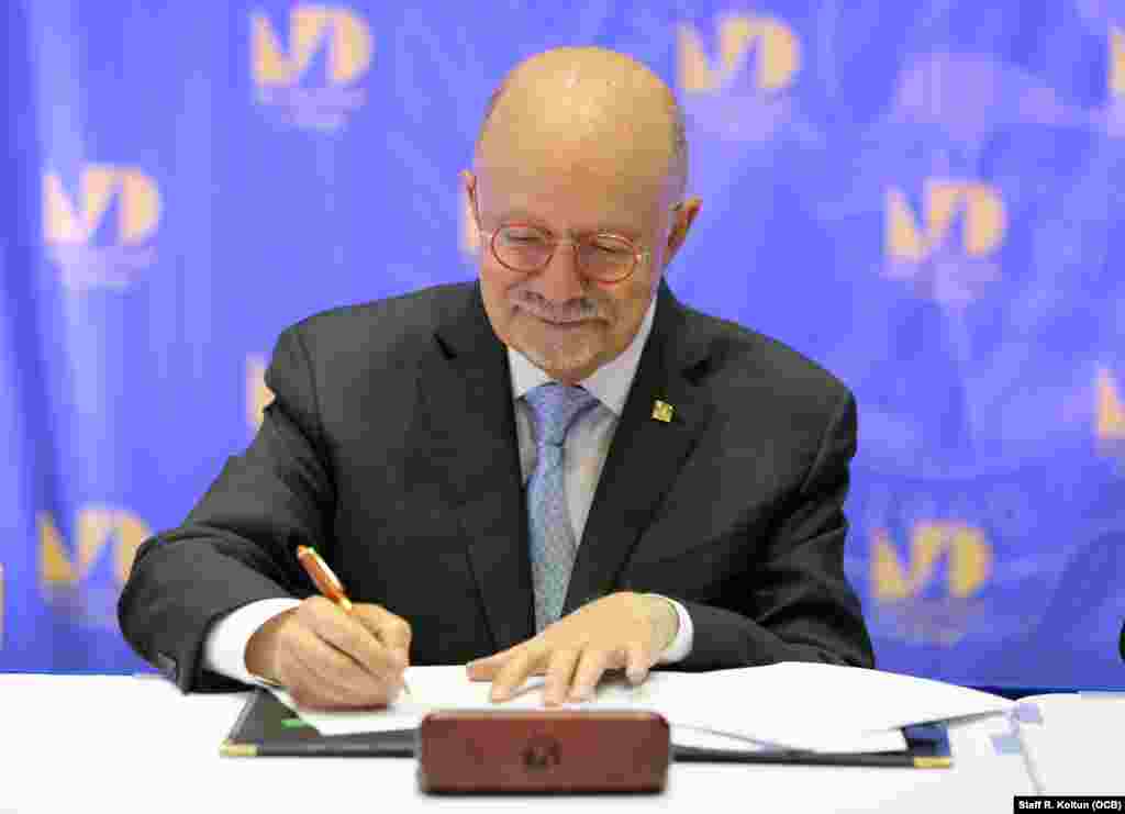 Eduardo Padrón, presidente del MDC, durante la firma del convenio.