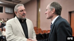 El premio Nobel de Química 2003, el estadounidense Peter Agre, saluda a Fidel Castro Díaz-Balart, durante el Congreso Internacional Biotecnología Habana 2012. Archivo.