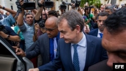 El expresamente de España Jose Luis Zapatero (c) sale de una reunión con la oposición venezolana . Archivo.