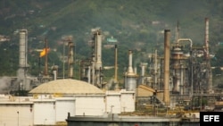 Panorámica de la refinería de la estatal Petróleos de Venezuela (PDVSA)