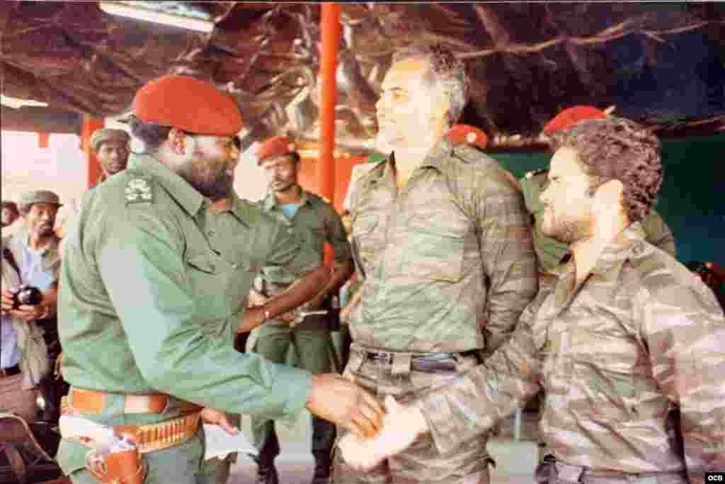 Savimbi saluda a los pilotos cubanos cuyo avión MIG fue derribado por las guerrillas.&nbsp;