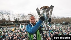 Osvaldo "Ozzie" Alonso con la copa del MLS. Tomado del Facebook de los Seatle Sounders.