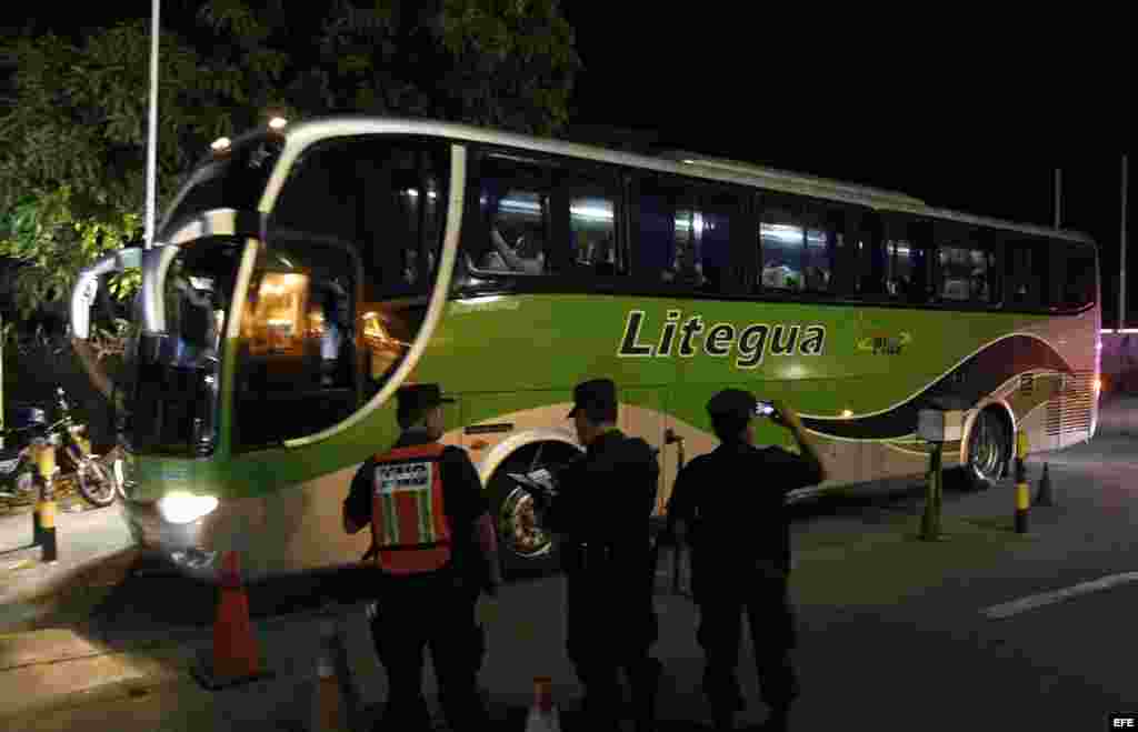 Los primeros 180 migrantes cubanos que salieron de Costa Rica rumbo a EE.UU. abordaron en el aeropuerto internacional de El Salvador los 4 autobuses que los trasladan hasta la frontera de la Hachadura con Guatemala.