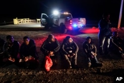 Migrantes procedentes de Cuba, Haití, Nicaragua y Venezuela esperan en la frontera de EEUU a ser procesados. (AP Photo/Gregory Bull, Archivo)