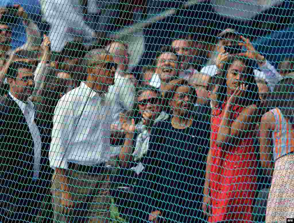 El presidente de Estados Unidos, Barack Obama (i) llega al juego de béisbol con su hija Malia (d) y su suegra, Marian Robinson (c), hoy, martes 22 de marzo de 2016, en el estadio Latinoamericano.