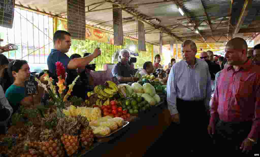 El secretario de Agricultura de Estados Unidos, Thomas Vilsack, conversa con comerciantes durante una visita a un mercado agropecuario hoy, viernes 13 de noviembre de 2015, en La Habana (Cuba). Vilsack cierra hoy su primera visita oficial a Cuba para prom