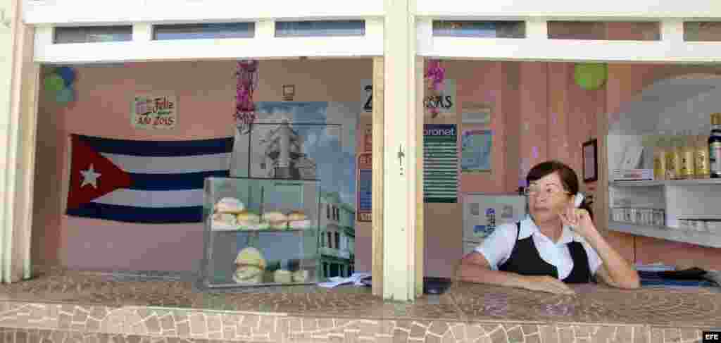 Una mujer permanece en una cafetería hoy, martes 30 de diciembre de 2014, en La Habana (Cuba).