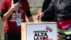 Una mujer venezolana en Colombia acude a las urnas el 12 de diciembre de 2020. (AP Photo/Fernando Vergara).