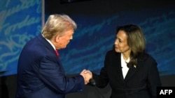 Los candidatos presidenciales Donald Trump y Kamala Harris, en el debate realizado en Philadelphia el 10 de septiembre de 2024. (AFP/Saul Loeb).