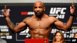 Yoel Romero, el "Soldado de Dios", durante el pesaje en Las Vegas, Nevada, el viernes 6 de marzo del 2020.