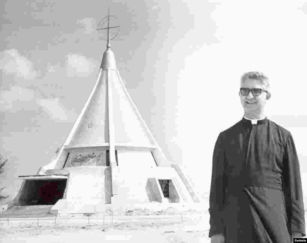 Padre Agust&iacute;n Rom&aacute;n posa delante del Santuario de Nuestra Se&ntilde;ora de la Caridad en Miami. 