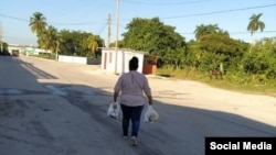 Familiar lleva alimentos a un manifestante del 11J preso en Guamajal, Villa Clara. (Foto: Facebook/Roxana García Lorenzo)