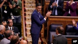 El presidente del Gobierno español en funciones, Pedro Sánchez y diputados socialistas aplauden tras ser elegido para formar un nuevo gobierno en el Parlamento español en Madrid, España el 16 de noviembre de 2023. (AP Photo/Manu Fernández)