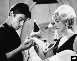 Alain Delon junto a la actriz estadounidense Shirley MacLaine, en "El Rolls-Royce amarillo", en Gran Bretaña, en agosto de 1964.