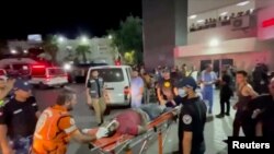 Una persona herida es llevada a un hospital después de que un ataque aéreo israelí impactara un hospital, según el Ministerio de Salud de Hamás, en la ciudad de Gaza, Franja de Gaza, en esta captura de pantalla obtenida de un video, el 17 de octubre de 2023. REUTERS/Reuters TV