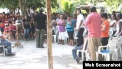 Una reunión en el ranchón que han ordenado derribar