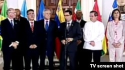 Representantes de la oposición y del gobierno al término de la primera reunión en la casa de Miraflores