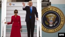 El presidente estadounidense, Donald Trump (d), y su esposa Melania desembarcan del Air Force One a su llegada al aeropuerto de Orly en París, Francia, hoy, 13 de julio de 2017. Trump realiza una visita de dos días a París. EFE/Ian Langsdon.