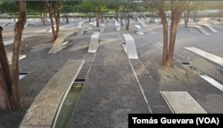 El Memorial del Pentágono dedicado a las víctimas del 11 de septiembre de 2001, está ubicado en el sector oeste del Pentágono en Arlington, Virginia, con 184 bancas de granito y una arboleda dedicado a las víctimas, 4 de septiembre de 2024.