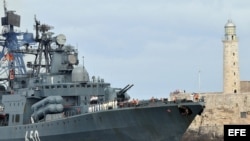 El cazasubmarinos de la armada rusa "Almirante Chabanenko", pasa junto al faro del Castillo del Morro, mientras entra en la bahía de La Habana (Cuba) hoy, 19 de diciembre de 2008. El buque arribó a Cuba con toda su tripulación formada en cubierta, en la p