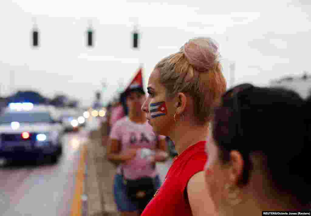 Una mujer con una bandera cubana pintada en su mejilla, protesta en contra del gobierno cubano en Tampa.&nbsp;Foto:&nbsp;REUTERS/Octavio Jones..