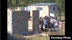 Policías intentan demoler vivienda y desalojar a sus habitantes en Contramaestre, Santiago de Cuba (detalle).